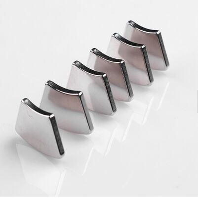 Καλή τιμή Αντίσταση στη διάβρωση Συνδεδεμένος μαγνήτης νεοθύμιου Μαγνητικός βαθμός N35 έως N52 σε απευθείας σύνδεση